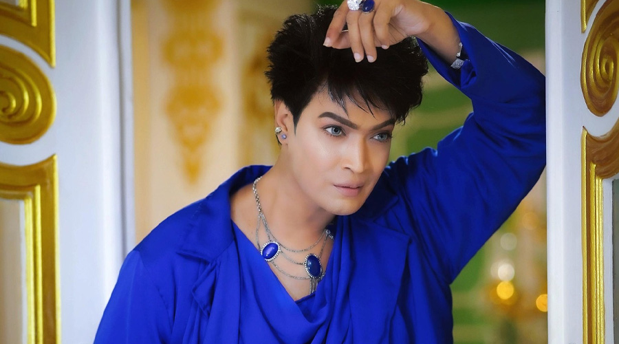 অ্যাডলফ খানকে দেশের সবচেয়ে সুদর্শন পুরুষের অ্যাওয়ার্ড কে দিয়েছে?
