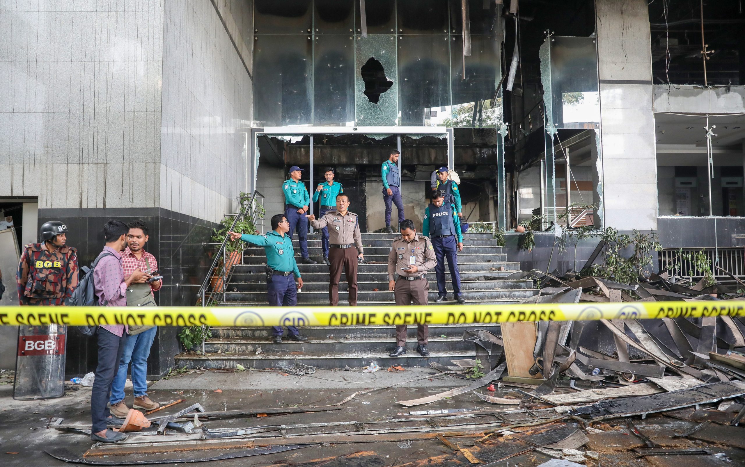 প্রথম আলো ও ডেইলি স্টার কার্যালয়ে হামলা